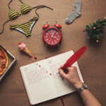 aiheena-minuuttinovelli-poydalla-punainen-heratyskello-nakokulma-ylasviistos